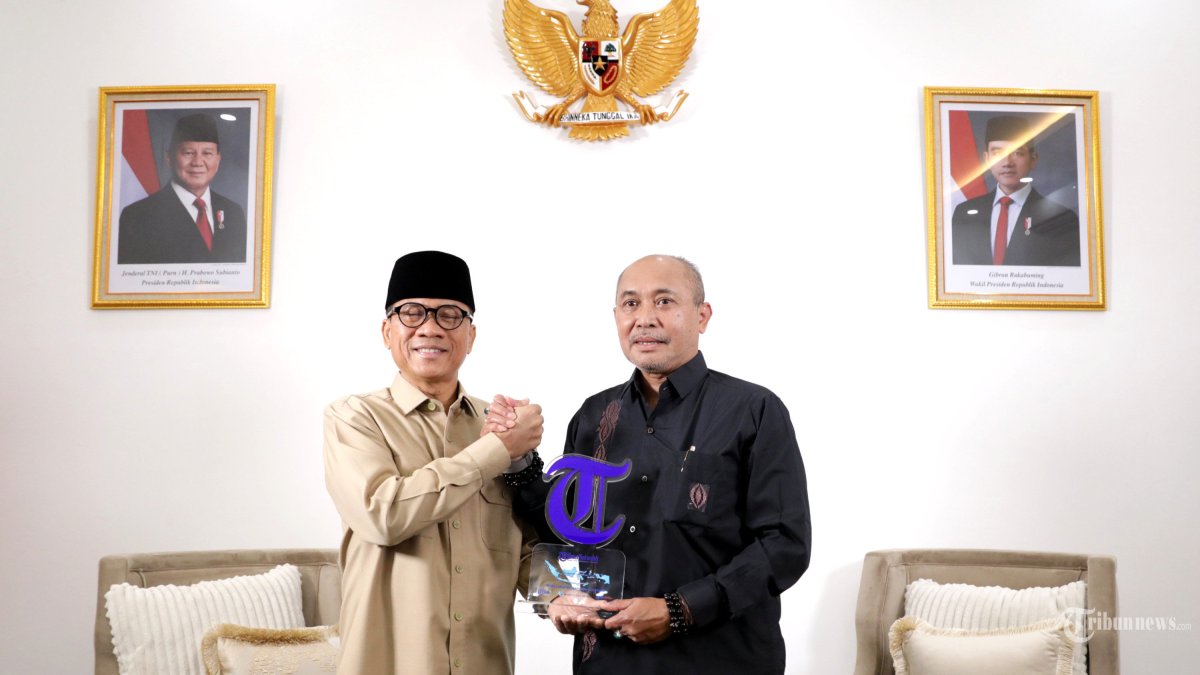 MENDES PDT - Menteri Desa Pembangunan Daerah Tertinggal, dan Transmigrasi Yandri Susanto berfoto dengan Direktur Pemberitaan Tribun Network Febby Mahendra Putra usai wawancara khusus di Jakarta, Jumat (3/10/2025). TRIBUNNEWS/IRWAN RISMAWAN