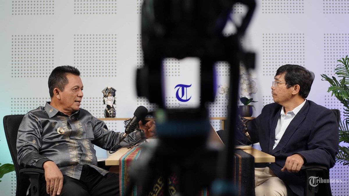 WAWANCARA KHUSUS - Gubernur Kepulauan Riau (Kepri), Ansar Ahmad (kiri) berbicang dengan News Vice Director Tribun Network Domuara Ambarita saat wawancara khusus di kantor Tribun Network, Jakarta, Jumat (21/11/2025). TRIBUNNEWS/HERUDIN