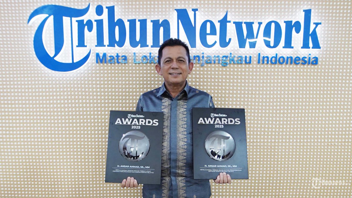 WAWANCARA KHUSUS - Gubernur Kepulauan Riau (Kepri), Ansar Ahmad mendapat penghargaan dari Tribun Network, di kantor Tribun Network, Jakarta, Jumat (21/11/2025). TRIBUNNEWS/HERUDIN