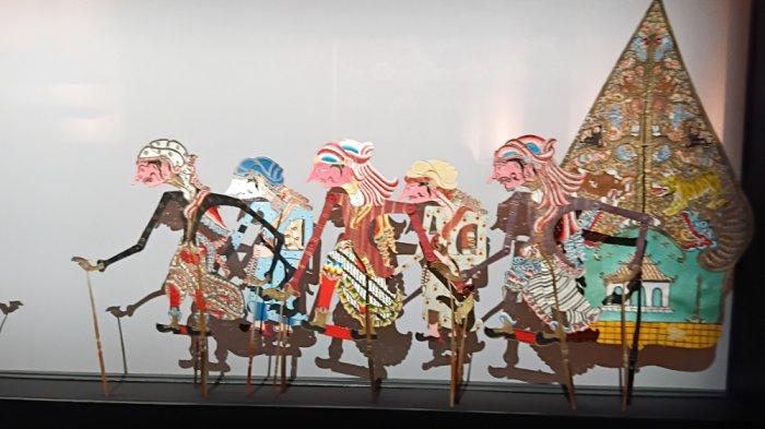 ILUSTRASI WAYANG KULIT - Batik ditampilkan dalam Islamic Arts Biennale 2025 yang berlangsung di Hajj Terminal West Bandara Internasional King Abdul Azis Jeddah, Arab Saudi, Sabtu (24/5/2025).