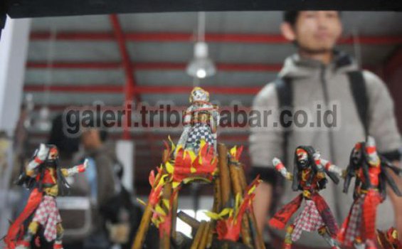 Kertas Koran Ini Diplintir Jadi Deh Wayang