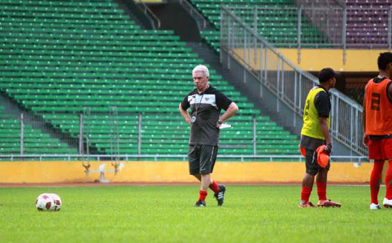 WIM RIJSBERGEN - Pelatih Kepala tim nasional senior Wim Rijsbergen memimpin langsung latihan tim nasional senior di Lapangan Timnas Senayan Jakarta, Selasa (26/7/2011). Indonesia akan kembali bertemu dengan Turkmenistan di putaran kedua Pra Piala Dunia 2014 pada Kamis (28/7/2011).