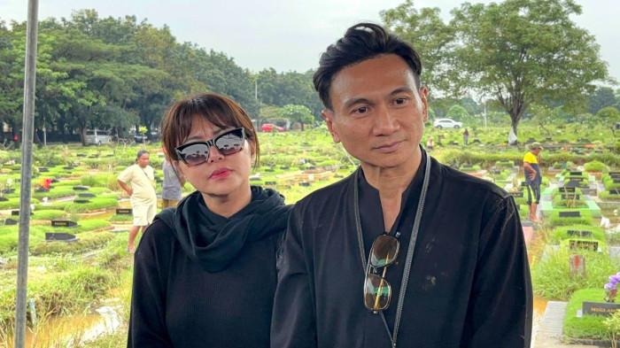 HUBUNGAN DEKAT - Wina Natalia bersama sang mantan suami, Anji, di TPU Mangunjaya, Bekasi Timur, Jawa Barat, Jumat (27/3/2026). Wina datang ke pemakaman ibunda Anji. Diakuinya punya hubungan dekat dengan almarhumah semasa hidup.