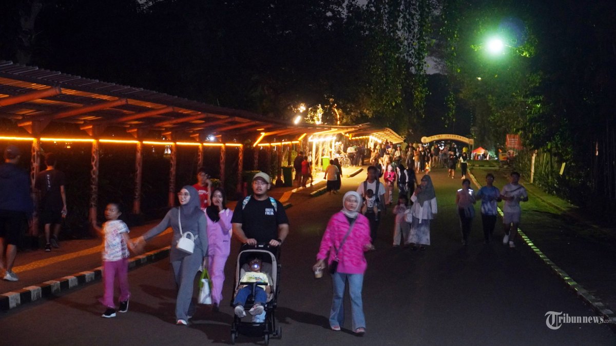 WISATA MALAM - Warga antusias menikmati wisata malam berjalan di Taman Margasatwa Ragunan, Cilandak, Jakarta Selatan, Sabtu (11/10/2025). Program 