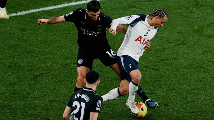 BEREBUT BOLA - Pemain Tottenham, Xavi Simons yang sedang menggiring bola diadang oleh pemain Manchester City, Rodri dalam lanjutan Liga Inggris 2025/2026 di Stadion Tottenham pada Senin (2/2/2026) dini hari WIB.
