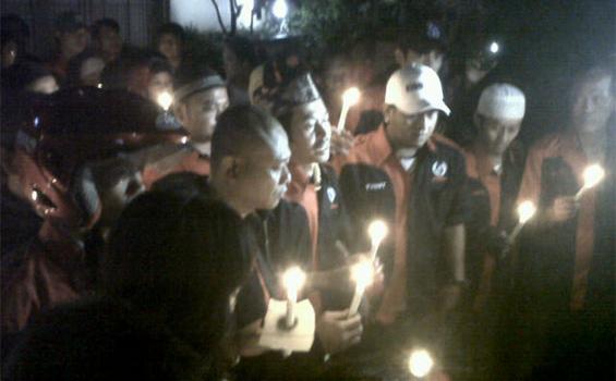 Lilin dan Doa Bagi Korban Xenia Maut