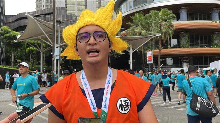 Yanno, warga asal Tangerang Selatan ikut berpartisipasi di ajang Superball Run 2024 yang ke-9 di Jakarta. Yanto mengenakan kostum Son Goku Dragon Ball dengan ciri khas wig berwarna kuning dan baju berwarna orange, Minggu (15/12/2024).