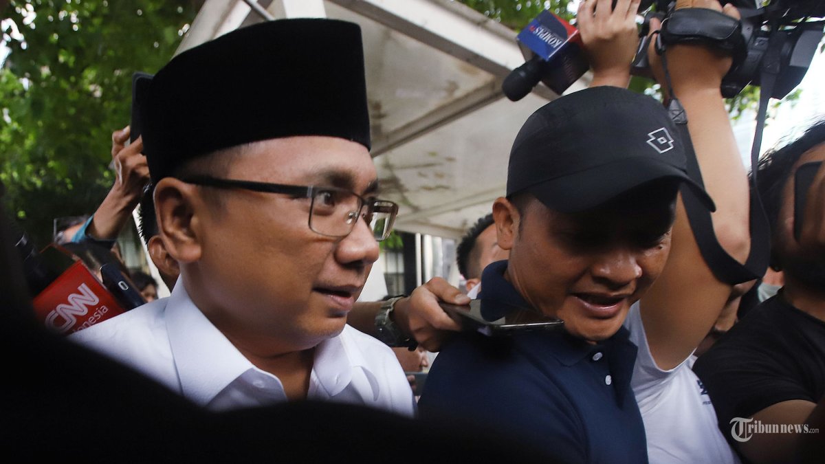 DIPERIKSA KPK - Eks Menteri Agama (Menag), Yaqut Cholil Qoumas alias Gus Yaqut berjalan meninggalkan gedung Komisi Pemberantasan Korupsi (KPK) usai menjalani pemeriksaan di Gedung Merah Putih KPK, Jakarta Selatan, Jumat (30/1/2026). Gus Yaqut meninggalkan gedung KPK setelah diperiksa selama kurang lebih 4 jam tanpa mengeluarkan komentar saat ditanyai sejumlah awak media yang menunggunya. Sebagai informasi Gus Yaqut ditetapkan sebagai tersangka kasus dugaan korupsi kuota haji tahun 2024 bersama dengan mantan staf khususnya yang bernama Ishfah Abidal Aziz alias Gus Alex. 