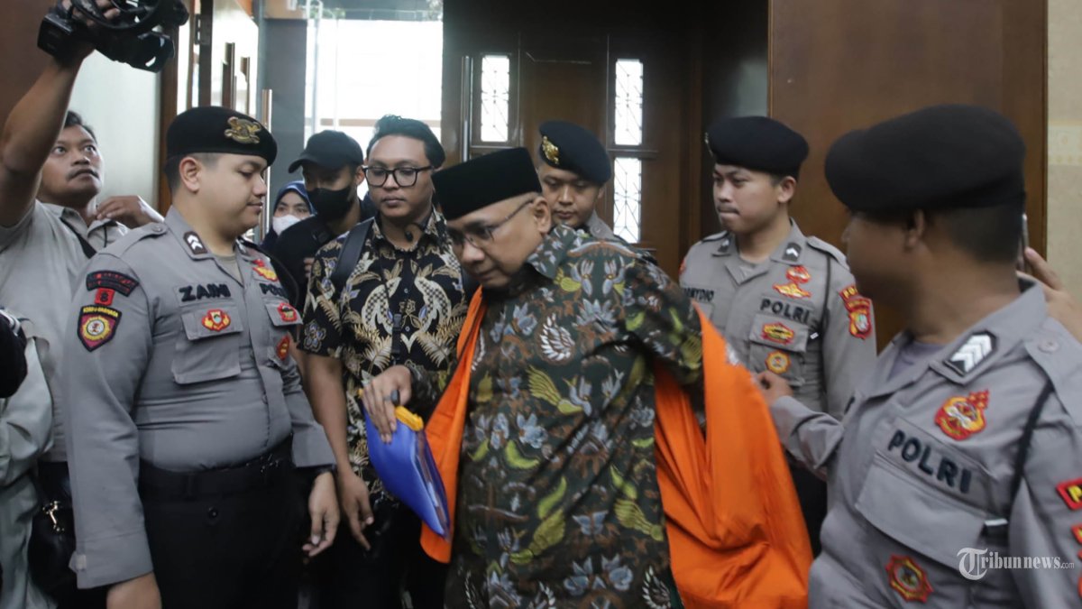 SIDANG DAKWAAN YAQUT - Terdakwa kasus dugaan korupsi kuota haji Yaqut Cholil Qoumas bersiap menjalani sidang perdana dengan agenda pembacaan dakwaan di Pengadilan Tipikor, Jakarta, Selasa (11/8/2026). Yaqut didakwa menerima uang sebesar 271.500 dolar Amerika Serikat dalam perkara dugaan korupsi pengelolaan kuota haji periode 2022-2024. Selain Yaqut, jaksa menyebut terdapat penerimaan yang memperkaya korporasi. Sebanyak 313 Penyelenggara Ibadah Haji Khusus (PIHK) disebut memperoleh Rp 478.17 miliar. Sementara Koperasi Perahu disebut menerima 26.500 dolar Amerika Serikat. Dalam dakwaan, Yaqut didakwa turut serta melakukan perbuatan melawan hukum dalam pengisian kuota haji khusus tambahan tahun 2023 dan 2024. Tribunnews/Jeprima