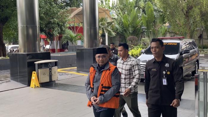 KEMBALI KE RUTAN - Mantan Menteri Agama Yaqut Cholil Qoumas (Gus Yaqut) tiba di Gedung Merah Putih KPK, Jakarta, Selasa (24/3/2026) pukul 10.30 WIB. Mengenakan rompi oranye tahanan nomor 12, peci hitam, dan jaket abu-abu, Gus Yaqut terlihat berjalan dengan tangan diborgol besi saat dikawal petugas menuju ruang tahanan