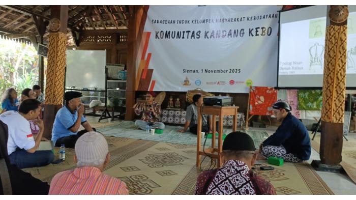 Yaser Arafat menjelaskan nisan makam