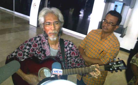 Yok Koeswoyo Pandangi Pusara Murry Sambil Mengingat Masa Lalu