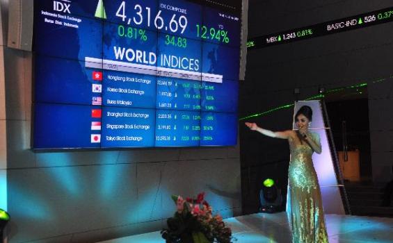 Yuni Shara Nongol di Bursa Efek Indonesia, Borong Saham ya?