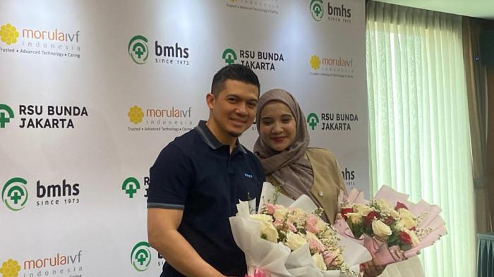ZASKIA SUNGKAR LAHIRAN - Irwansyah dan Zaskia Sungkar dalam jumpa pers di RSU Bunda Jakarta, Menteng terkait kelahiran anak kedua mereka, Senin (23/2/2026).