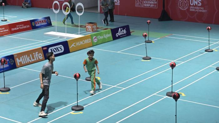ZIG ZAG - Peserta Festival SenengMinton Solo 2025 melakukan Zig Zag Run berlari melalui halang rintang secara zig zag. Festival bulutangkis untuk pelajar usia dini ini digelar di GOR FKOR UNS, Selasa 23 September 2025.