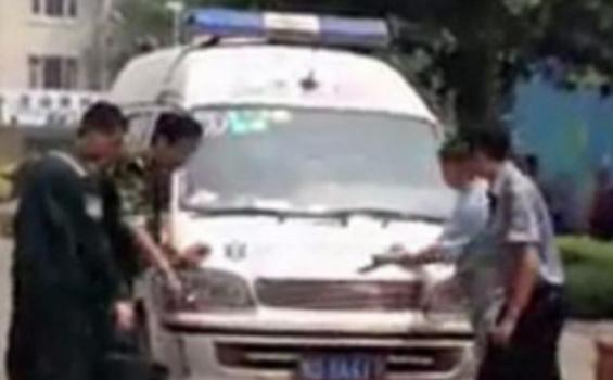 Halangi Tim Medis, Zhang Telanjang Bulat di Depan Ambulan
