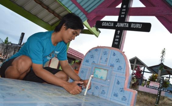 Jelang Natal, Ratusan Warga Berziarah ke Makam