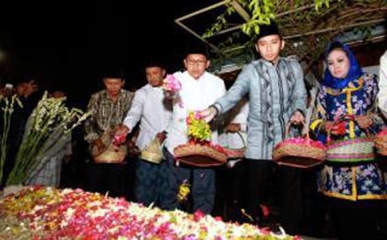 Pakde Karwo Ziarah Makam Gus Dur