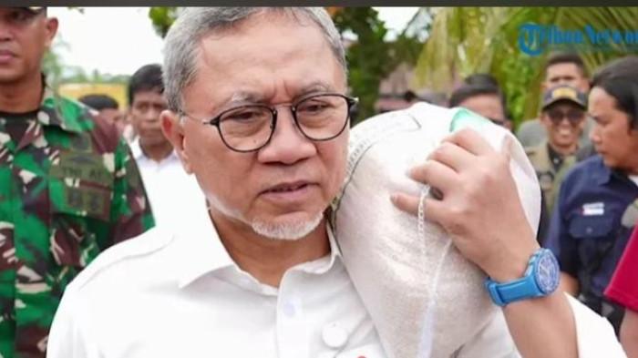 Menteri Koordinator Bidang Pangan, Zulkifli Hasan juga mendapat sorotan publik ketika meninjau lokasi terdampak parah bencana banjir bandang di Koto Panjang Ikur Koto, Koto Tangah, Padang, Sumbar, Minggu (1/12/2025).