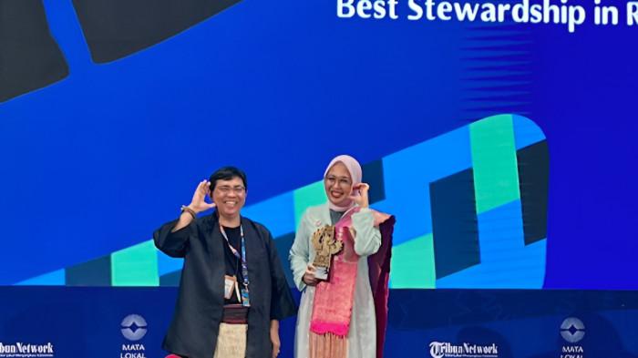 MATA LOKAL FEST 2026 - Vice News Director Tribun Network, Domuara Ambarita,  menyerahkan penghargaan kepada Ketua Tim Penggerak Pemberdayaan dan Kesejahteraan Keluarga (TP-PKK) sekaligus  Ketua Tim Rumah Bunda Kabupaten Batang Hari, Zulva Fadhil, dalam ajang Mata Lokal Fest 2026 yang digelar di Thamrin Nine Ballroom, Jakarta, Rabu (07/10).