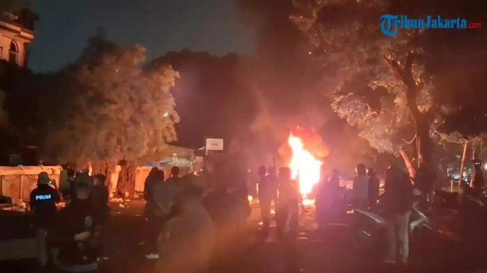 Warung makan di Jalan Kalibata Raya, tepatnya di seberang TMP Kalibata, Pancoran, Jakarta Selatan, dibakar massa pada Kamis (11/12/2025) malam.