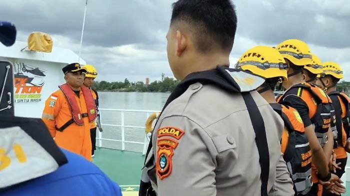 KAPAL TENGGELAM - Operasi pencarian terhadap delapan Anak Buah Kapal (ABK) KM Osela yang hilang di perairan utara Pulau Gelasa, Kepulauan Bangka Belitung, memasuki hari kedua pada Selasa (19/8/2025). Tim SAR gabungan mengerahkan kekuatan penuh dengan membagi penyisiran ke dalam lima Search and Rescue Unit (SRU)