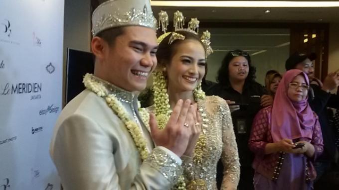 Acha Septriasa dan Vicky Kharisma usai akad nikah di Hotel Le Meridien, Jakarta Pusat, Minggu (11/12/2016).