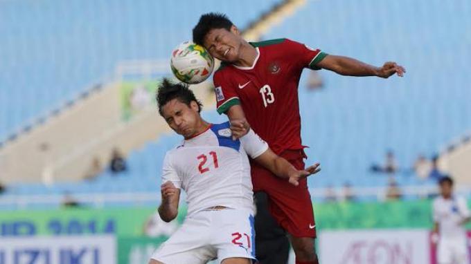 Duel pemain Filipina, Martin Steuble dengan pemain Indonesia, Achmad Jufriyanto, Selasa (25/11/2014) di laga kedua Grup A Piala AFF. Indonesia kalah 4-0 di laga ini.