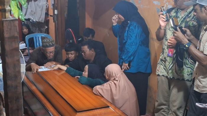 TANGIS DI RUMAH DUKA - Isak tangis sang adik saat memeluk peti jenazah Nur Ainia Eka Rahmadhynna atau Ain, karyawan Kompas TV korban kecelakaan kereta, setibanya di rumah duka Griya Asri 2, Tambun Selatan, Kabupatej Bekasi, Jawa Barat, Selasa (28/4/2026) malam. Ain menjadi salah satu dari 15 korban jiwa dalam tragedi tabrakan KA Argo Bromo Anggrek dan KRL di Stasiun Bekasi Timur.