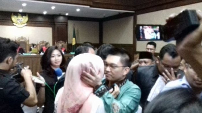 Suami Dituntut 6 Tahun Penjara, Istri Aditya Moha Menangis