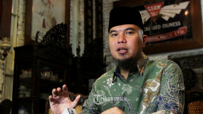 Musisi Ahmad Dhani saat menggelar konferensi pers terkait demonstrasi yang akan berlangsung pada 4 November 2016 di kediamannya kawasan Pondok Pinang, Jakarta Selatan, Kamis (3/11/2016). 