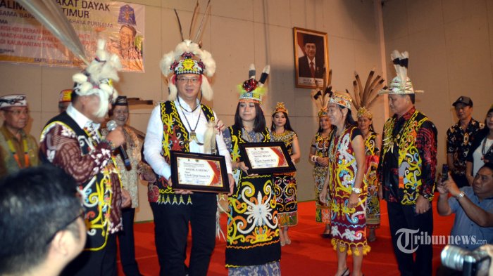 Mantan Gubernur DKI Jakarta, Basuki Tjahaja Purnama atau Ahok dan istri, Puput Nastiti Devi diangkat menjadi warga kehormatan dan mendapat gelar dari masyarakat Persekutuan Adat Dayak Kalimantan Timur di Hotel Mesra Internasional, Kota Samarinda, Kalimantan Timur, Sabtu (13/7/2019) pagi. Ahok mendapat gelar Asang Lalung yang artinya tokoh muda, teguh, perkasa, dan pemberani, sedangkan Puput Nastiti Devi diberi gelar Idang Bulan yang artinya cahaya purnama.