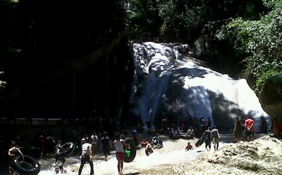 Ribuan Warga Berwisata ke Air Terjun Bantimurung di Maros