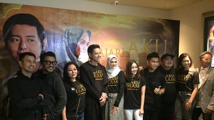 Para pemain dan produser ditemui di pemutaran film Ajari Aku Islam, di kawasan Thamrin, Jakarta Pusat, Rabu (15/10/2019). 
