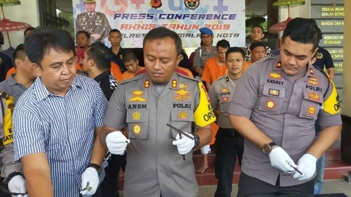 Kapolres Tasikmalaya Kota, AKBP Anom Karibianto (tengah) memperlihtakan kunci T dan astag, saat ekspos penangkapan kawanan pencuri spesialis mobil pikap, di halaman Mapolres, Selasa (31/12/2019) 