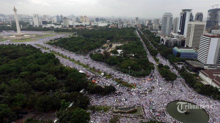 Foto udara menunjukan massa Aksi Damai 212 memenuhi kawasan silang Monas, Jakarta, Jumat (2/12/2016). Massa aksi menggelar salat Jumat bersama lalu menggelar dzikir dan doa untuk kebaikan bangsa dan negara. TRIBUNNEWS/BIAN HARNANSA