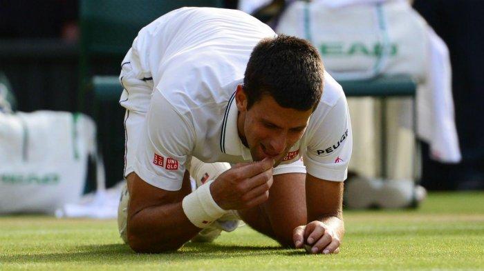 VIDEO - Novak Djokovic Rayakan Juara Wimbledon 2019 dengan Makan Rumput