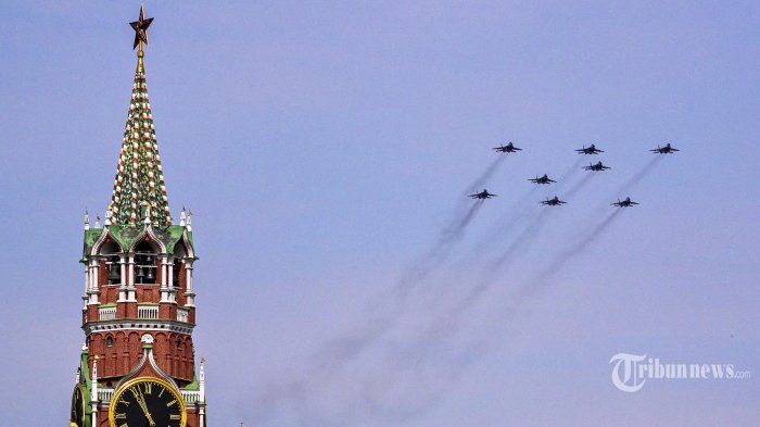  Jet tempur MiG-29SMT Rusia membentuk simbol 