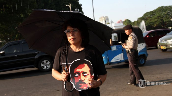 Istri mendiang Aktivis Munir Said Thalib, Suciwati mengikuti aksi Kamisan ke-505 di seberang Istana Merdeka, Jakarta, Kamis (7/9/2017). Dalam aksinya selain meminta pemerintah serius untuk menyelesaikan kasus pelanggaran HAM berat pada masa lalu, juga untuk memperingati 13 tahun dibunuhnya Munir Said Thalib. 