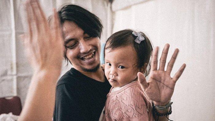 Ungkap Alasan Sempat Sembunyikan Wajah Putrinya, Fiersa Besari: Dunia Begitu Jahat