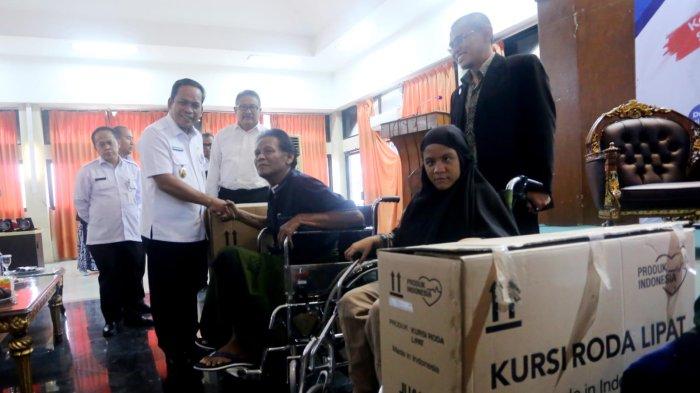 Pemkot Tangerang Berikan Bantuan Kursi Roda hingga Alat Bantu Dengar bagi Penyandang Disabilitas