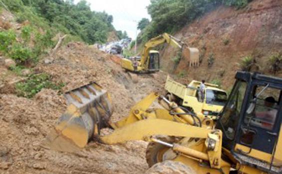 Jalan USAID Tertimbun Longsor