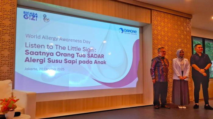 ALERGI SUSU SAPI - Corporate Communications Director Danone Indonesia, Arif Mujahidin (kiri) bersama Medical & Scientific Affairs Director Danone Indonesia, Dr. dr. Ray Wagiu Basrowi, MKK, FRSPH ( kanan), dan Dokter Spesialis Anak dr. Tiara Nien Paramita, SpA (tengah), dalam kegiatan edukasi “Bicara Gizi” bertema Listen to The Little Sign: Saatnya Orang Tua SADAR Alergi Susu Sapi pada Anak di Jakarta, Senin (20/10/2025).