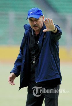 Riedl Tak Mau Terbuai dengan Sanjungan Dooley