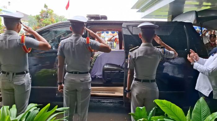 KECELAKAAN PESAWAT - Jenazah pegawai Direktorat Jenderal Pengawasan Sumber Daya Kelautan dan Perikanan (PSDKP) Kementerian Kelautan dan Perikanan (KKP), almarhum Deden Maulana, diantar ambulans ke tempat peristirahatan terakhirnya di Kabupaten Garut, Jawa Barat pada Kamis (22/1/2026) sekira pukul 11.00 WIB. Keluarga korban turut mengantar ambulans tersebut menuju Garut menggunakan mobil.
