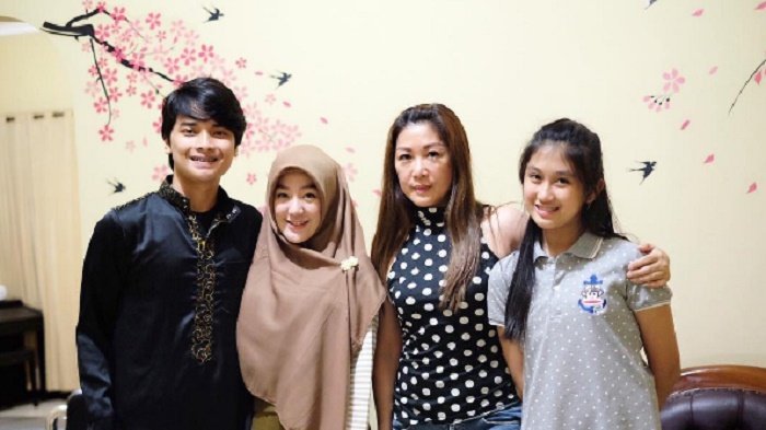 Bicara Indahnya Toleransi, Anak Arifin Ilham Unggah Foto dengan Mertua yang Beda Agama