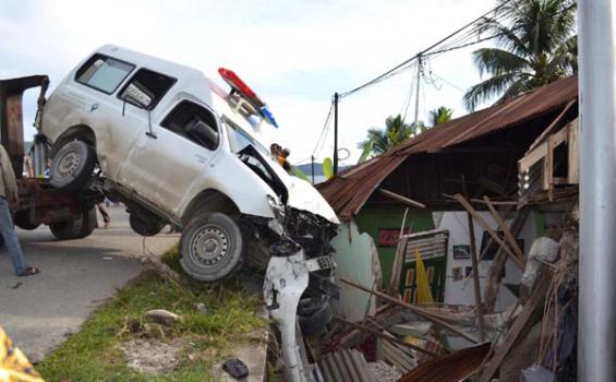 Ambulans 'Nangkring' di Atap Rumah Warga