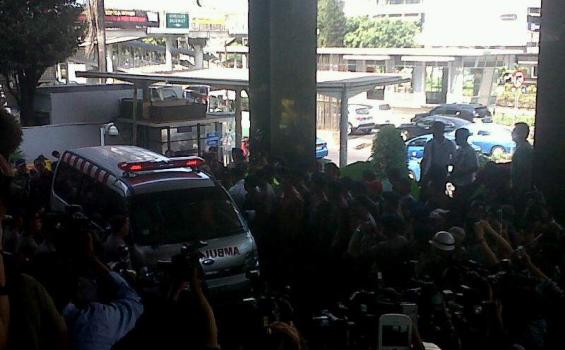 Turun dari Ambulans, Hartati Naik Kursi Roda