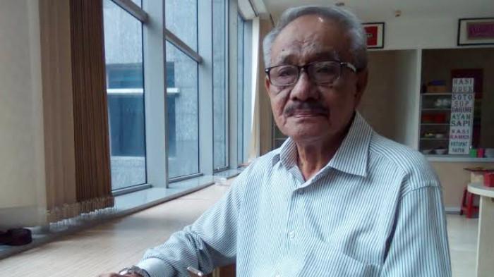 BERI PANDANGAN - Pengamat intelijen dan geopolitik, Amir Hamzah.