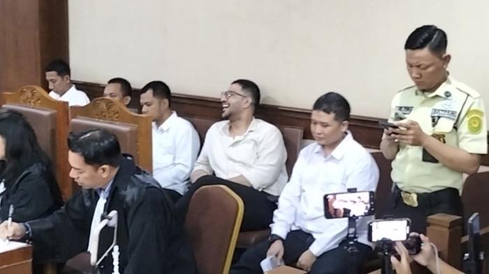 AMMAR ZONI CENGENGESAN - Ammar Zoni tampak cengengesan mendengar kesaksian polisi yang memeriksanya untuk kasus ini di awal. Di Pengadilan Negeri Jakarta Pusat, Kamis (15/1/2026).
